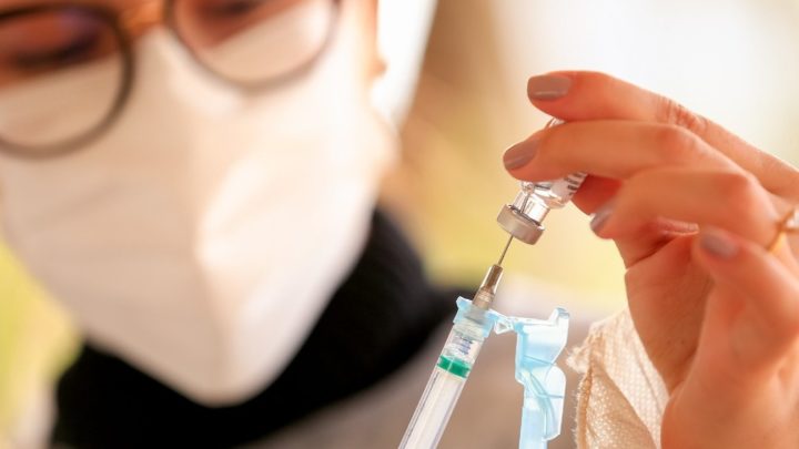 Áustria obriga a que maiores de 18 anos sejam vacinados
