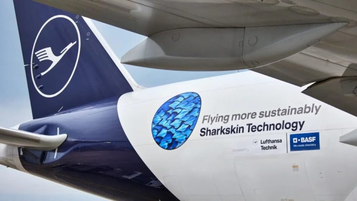 Imagem da película Sharkskin (pele de tubarão) colocada nos aviões