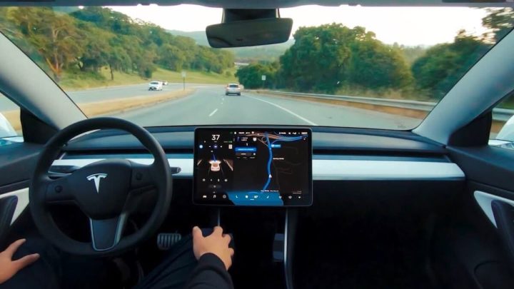 Imagem Tesla com piloto automático