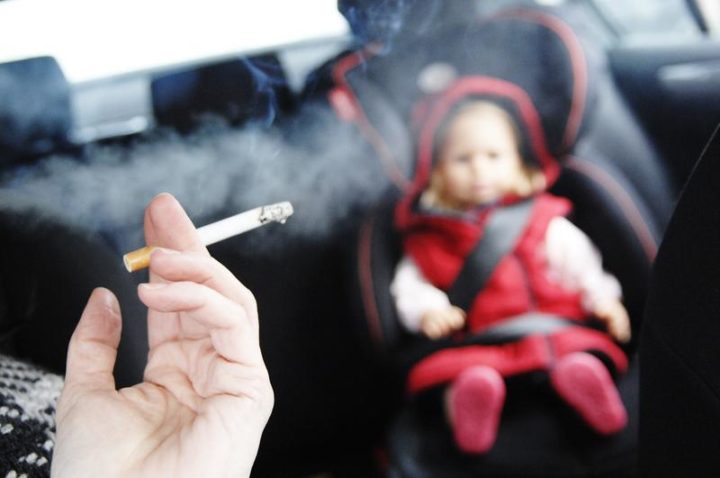 Deutschland: Rauchen und Autofahren kann mit einem Bußgeld von bis zu 3.000 Euro geahndet werden