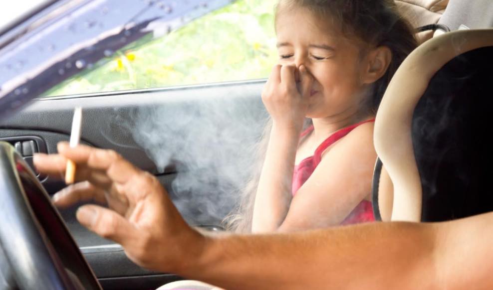 Rauchen und Fahren kann mit einem Bußgeld von bis zu 3.000 Euro geahndet werden