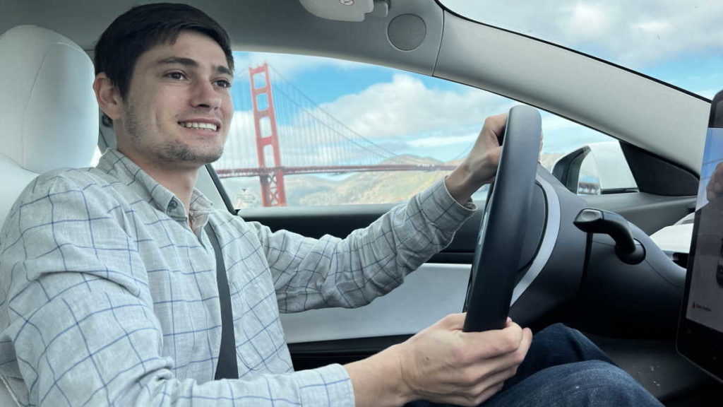 Tesla despediu funcionário que publicou vídeos no YouTube a criticar o Full Self Driving