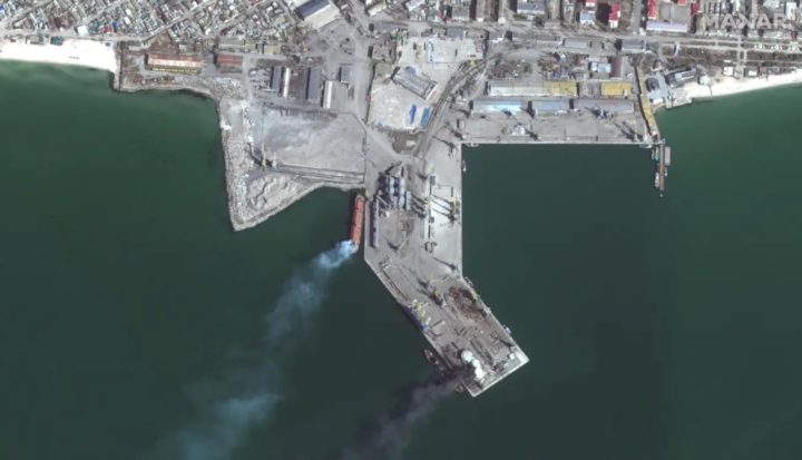 Fotos de satélite mostram navio russo destruído por forças ucranianas