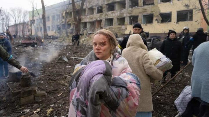 Grávida russa fotografada após o ataque ao Shelling of Maternity Hospital