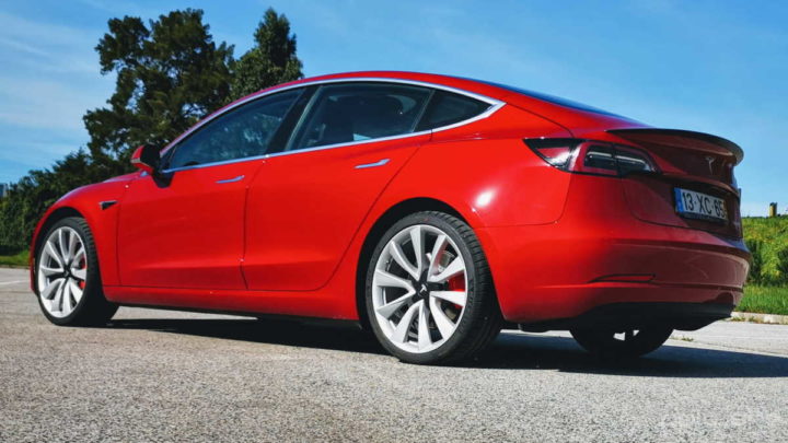 Carros da Tesla passam a detetar buracos na estrada ajustando a altura da suspensão