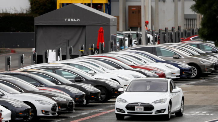 Preços dos veículos Tesla em segunda mão estão a cair 