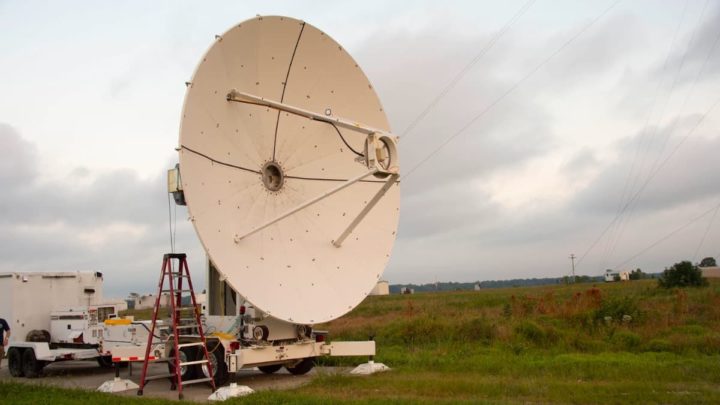 Imagem transmissor de antena de microondas apontado para uma antena rectificadora em parte da demonstração SCOPE-M