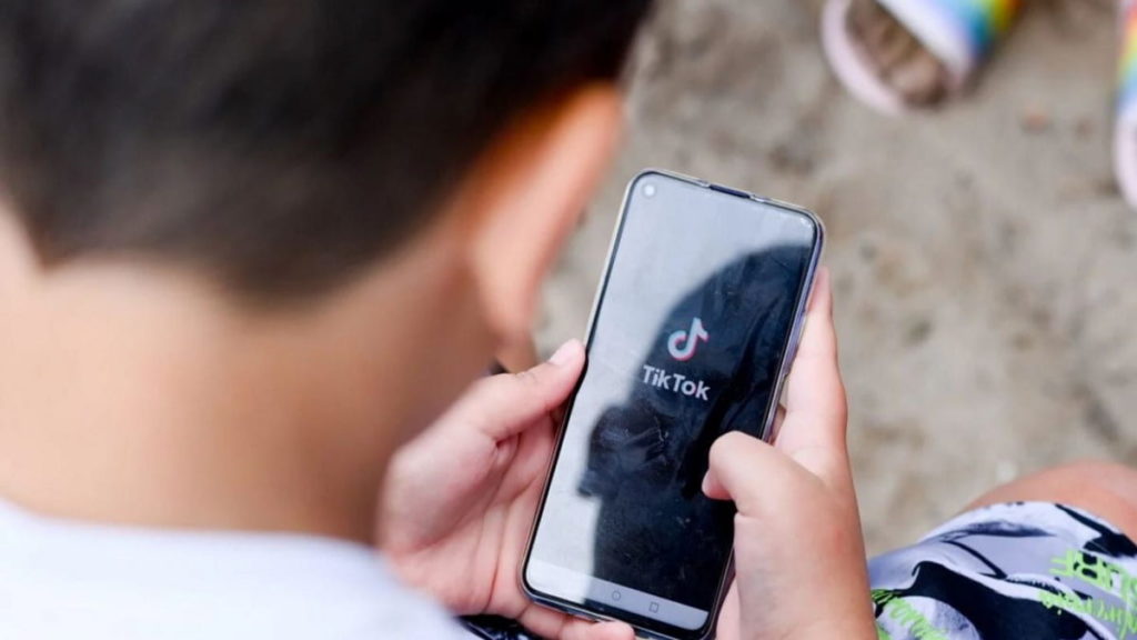 TikTok poderá estar a prejudicar a capacidade de atenção das crianças, diz relatório