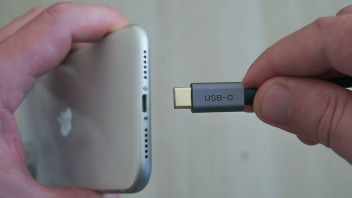 iPhone Apple USB-C Lightning port