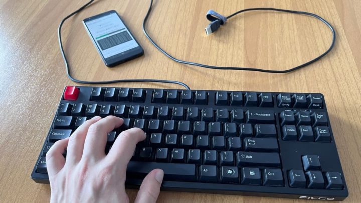 Imagem de um teclado mecânico com o software keylogger