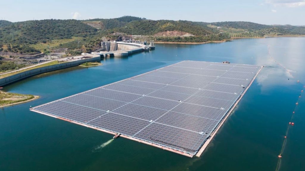 Portugal tem pronto a gerar energia o maior parque solar flutuante da Europa