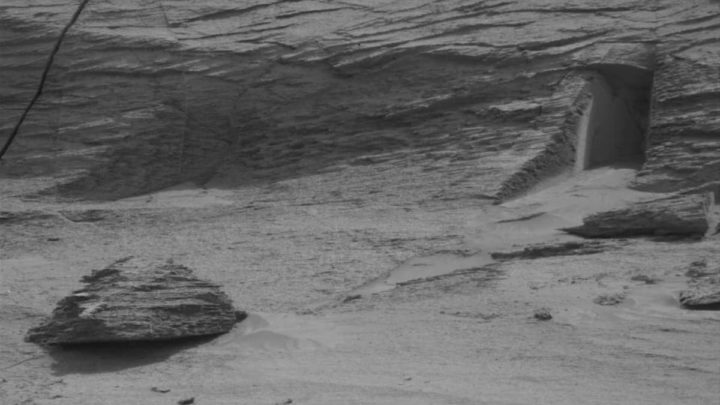 Imagem captada pelo rover da NASA, o Curiosity, de uma "porta" em Marte