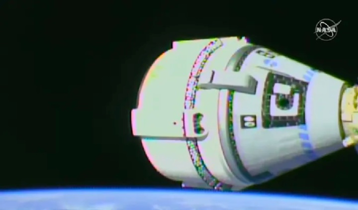Imagem da Starliner da Boeing atracada na ISS