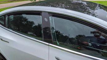 Imagem Tesla estacionado com as janelas abertas e a chover