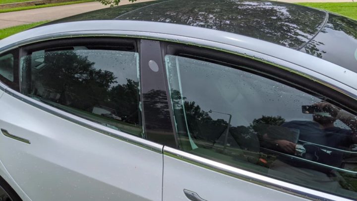 Imagem Tesla estacionado com as janelas abertas e a chover como ilustração do pedido a Elon Musk