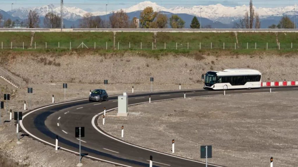 Bateria infinita? A “Arena of the Future” carrega veículos elétricos por indução