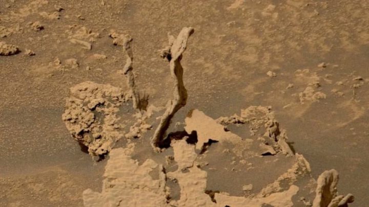 Imagens captadas pelo rover da NASA, o Curiosity, de formas estranhas em Marte