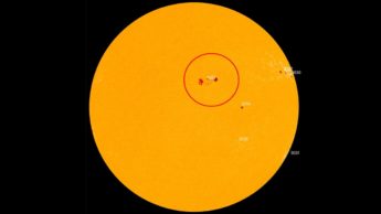 Imagem da mancha solar que duplicou no nosso Sol
