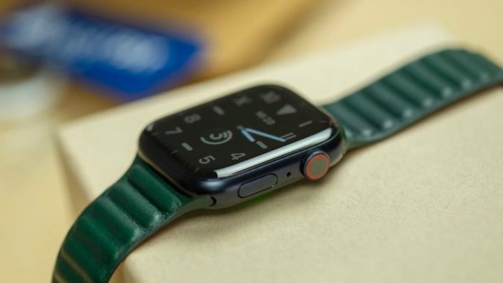 Ilustração Apple Watch Series 8 com ecrã de 50,5 mm