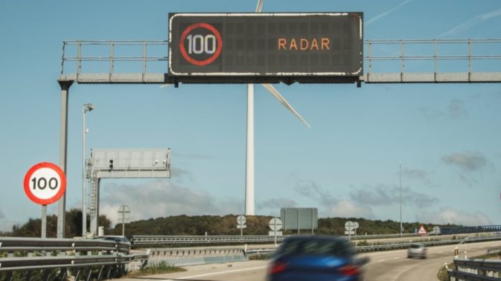 España: Los radares de tráfico detectan quién frena y luego acelera
