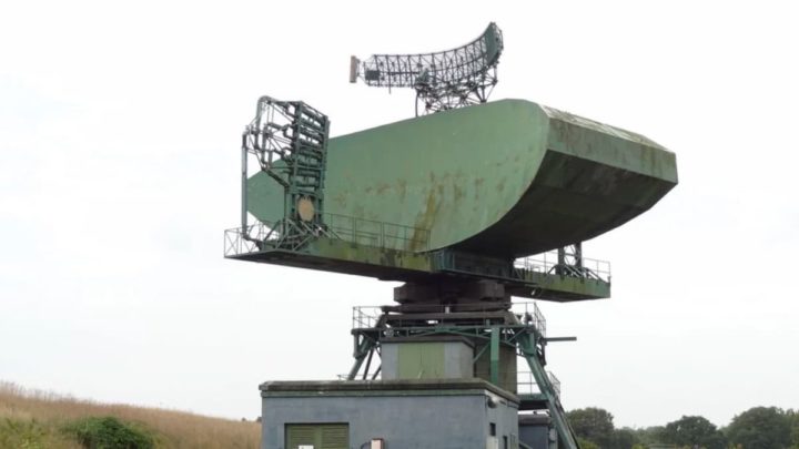 Imagem de um radar gigante da guerra fria que irá tentar encontrar OVNIs