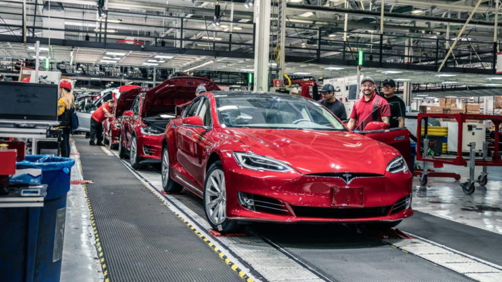 Tesla faz recall a 321.000 carros nos EUA devido a problema na luz traseira