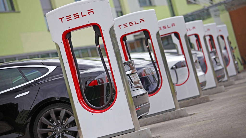 Tesla despedimentos Superchargers equipa