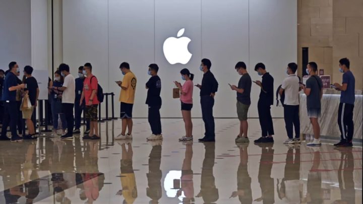 Imagem de fila para comprar o iPhone 13 na China