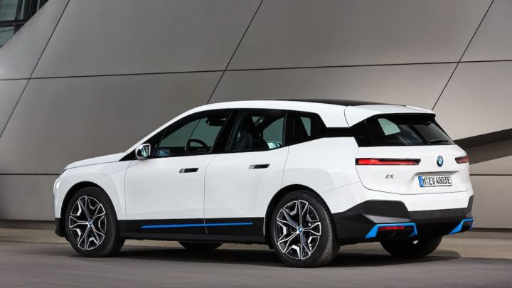 BMW alerta: Não conduza ou recarregue os eléctricos iX e i4
