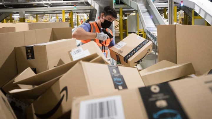 Trabalhadores em greve: Amazon recusa aumento de salários em £2 no Reino Unido