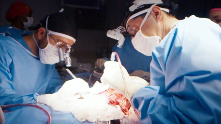 Cirurgiões no Rio de Janeiro durante o procedimento