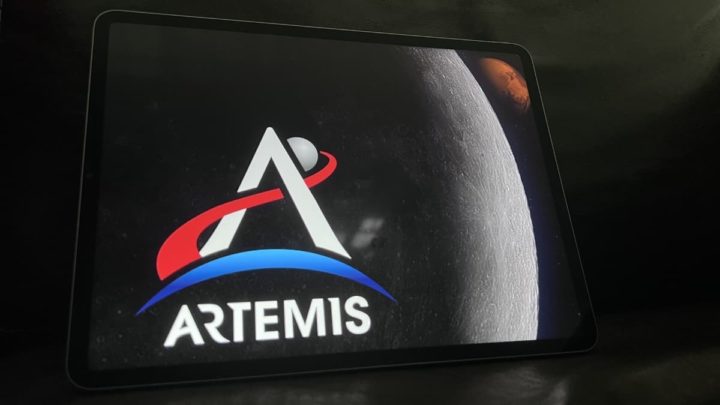 Imagem do logo da Artemis num iPad da Apple