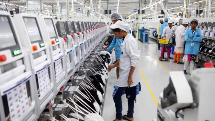 Ilustração de fábrica do iPhone 14 da Apple na Índia