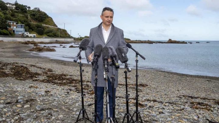 Ministro das alterações climáticas da Nova Zelândia, James Shaw, na praia Owhiro Bay, em Wellington, Nova Zelândia