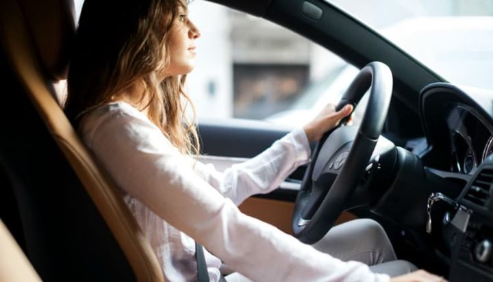 Código da Estrada: Pode uma mulher conduzir em tronco nu?
