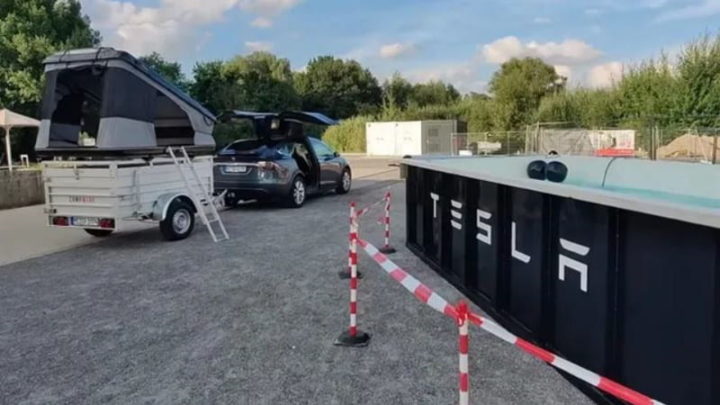 Piscina numa estação de carregamento da Tesla, na Alemanha
