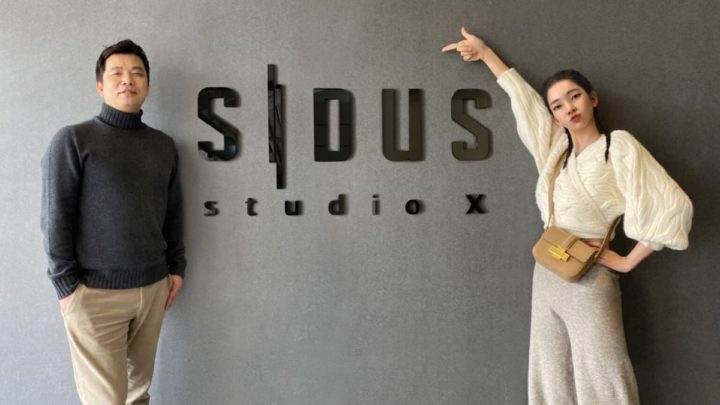 Rozy (à direita) e Baek Seung-yeop, CEO do Sidus Studio X