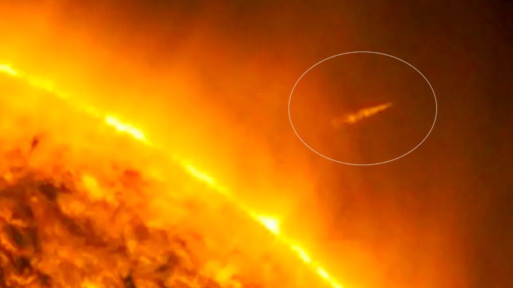 Veja um cometa maciço a chocar contra o Sol e a vaporizar-se imediatamente