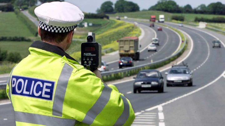 Waze polícia Reino Unido trânsito condutores