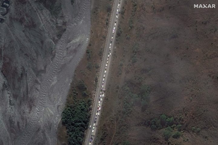 Imagens de satélite mostram russos a tentar fugir do seu país
