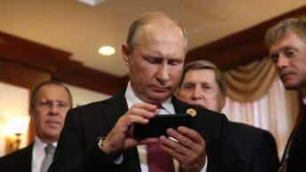 Vladimir Putin com iPhone