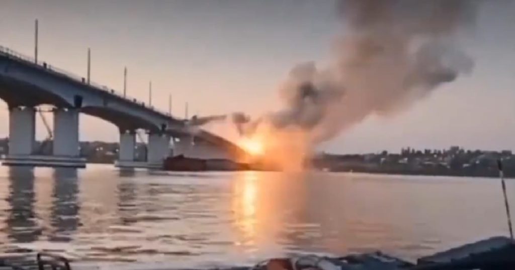 Ucrânia destrói ponte em Kherson para isolar tropas russos