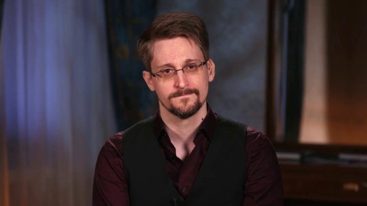 Putin concede a Edward Snowden a cidadania russa