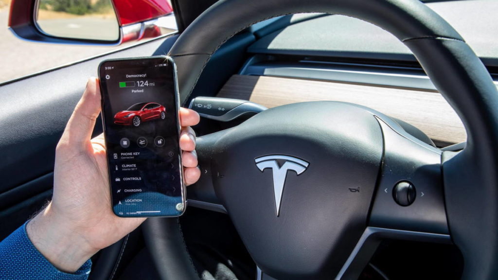 Cliente da Tesla nos EUA viu o controlo do seu carro passar para outro condutor na Europa