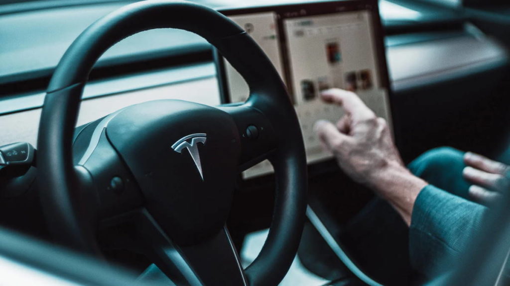 Tesla apps serviços carros elétricos