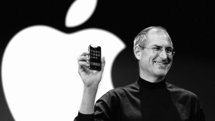 Imagem de Steve Jobs na apresentação do iPhone