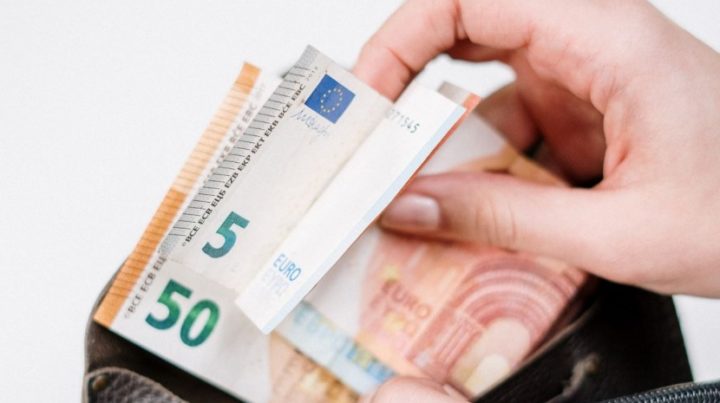 Aprovado aumento do salário mínimo para 820 euros