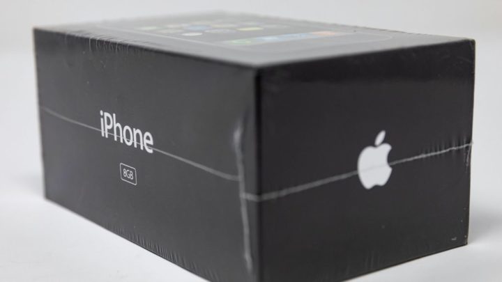 O primeiro iPhone da Apple foi vendido em leilão por mais de 39 mil dólares