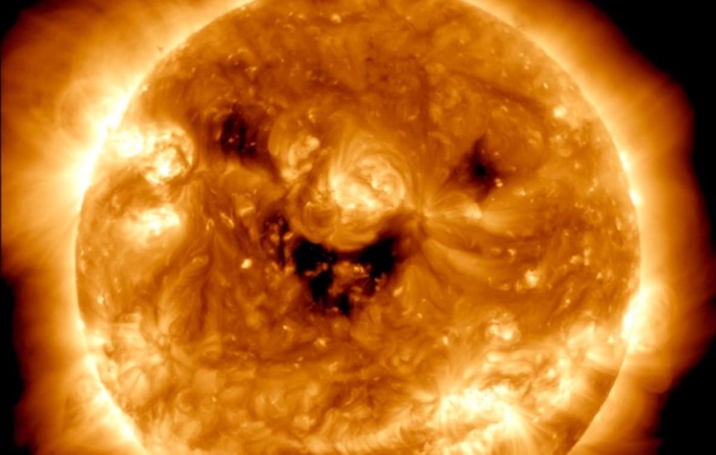A NASA captou uma imagem divertida do Sol a sorrir