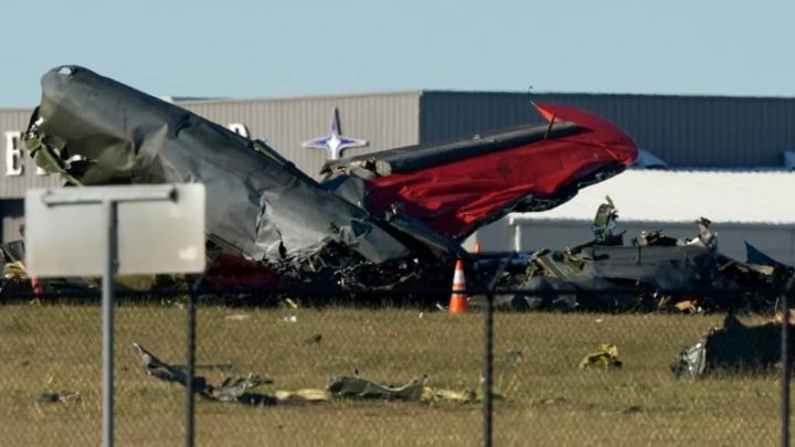 Duas aeronaves colidiram durante espetáculo aéreo em Dallas 